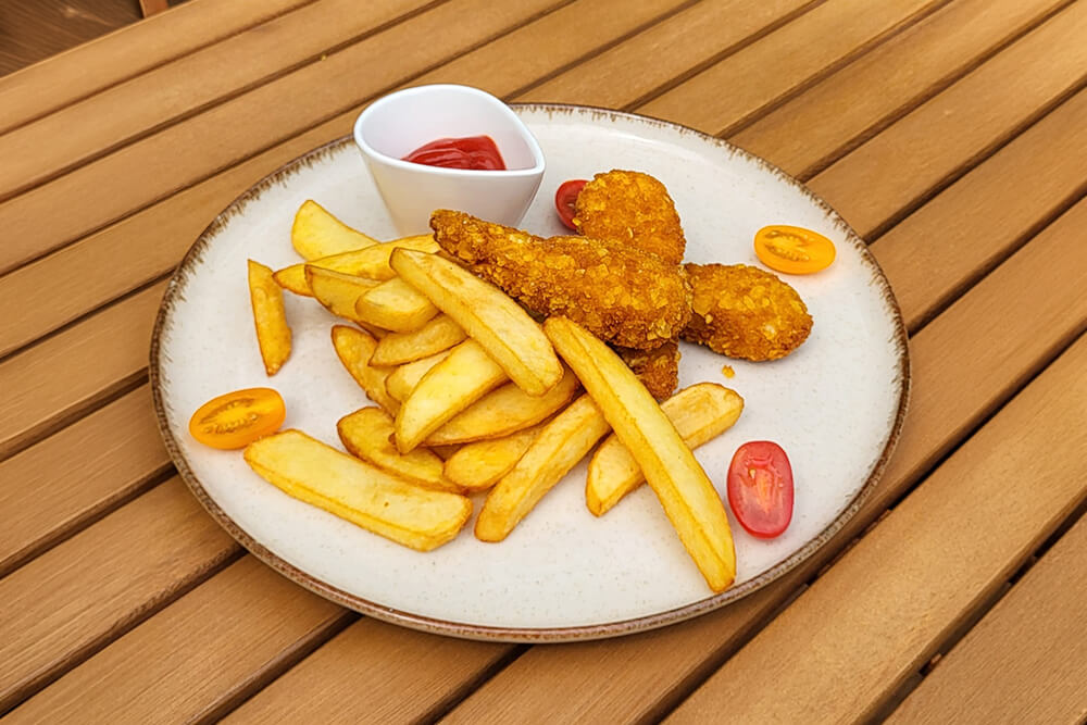 Chicken nuggets and chips at VeloPietura camping restaurant
