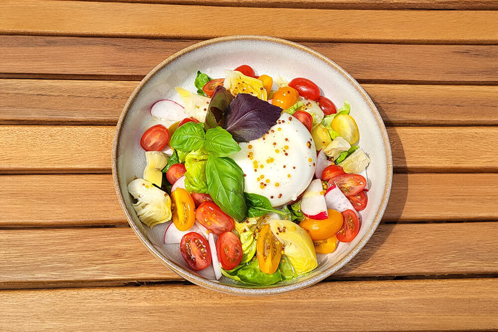 Healthy salad served at VeloPietura camping restaurant